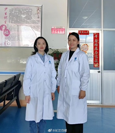 “有醫(yī)生嗎？有人暈倒了！”武漢協(xié)和醫(yī)院援藏醫(yī)療隊(duì)員聽到呼救就沖了上去