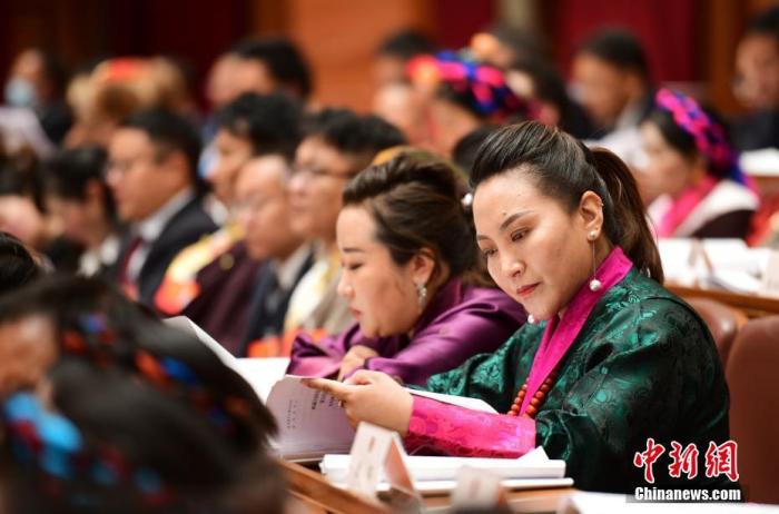 1月5日，次旦卓嘎(右一)在拉薩參加西藏自治區(qū)第十一屆人民代表大會(huì)第五次會(huì)議第二次全體會(huì)議。西藏自治區(qū)人大代表次旦卓嘎來(lái)自日喀則市定日縣，定日縣被稱為“洛諧故鄉(xiāng)”，作為西藏民間歌舞，洛諧已被列入中國(guó)國(guó)家非物質(zhì)文化遺產(chǎn)項(xiàng)目名錄，這是集歌、舞、樂(lè)、彈唱于一體的綜合藝術(shù)形式。參加完西藏2022年新年音樂(lè)會(huì)的次旦卓嘎告訴記者，每年參加的基層演出可達(dá)80場(chǎng)，“我希望用最純粹的方式，把最好的聲音帶到西藏乃至中國(guó)的各個(gè)角落?！?<a target='_blank' href='/'><p  align=
