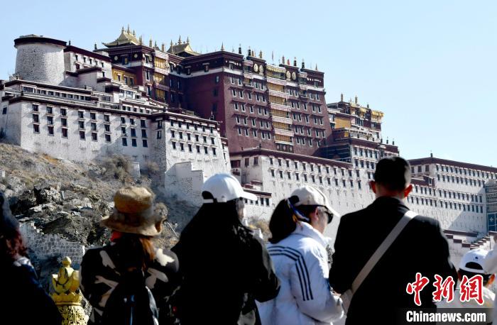 4月17日，游客在拉薩布達(dá)拉宮觀景臺(tái)拍照留念?！±盍?攝