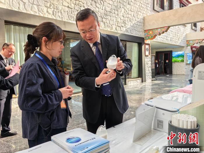 圖為簽約企業(yè)現(xiàn)場推介自己的產(chǎn)品。　趙延 攝