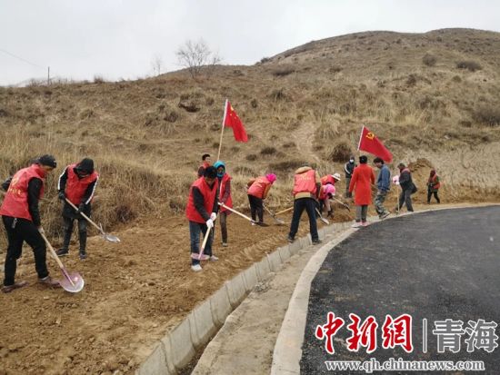 圖為尖扎干部職工生態(tài)建設(shè)和環(huán)境保護(hù)現(xiàn)場。尖宣 供圖