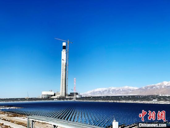 圖為地處柴達(dá)木盆地的光伏電站?！O?！z