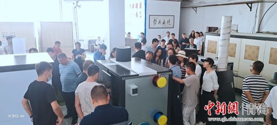 圖為行業(yè)內(nèi)人員進(jìn)行項(xiàng)目參觀。 活動(dòng)主辦方供圖