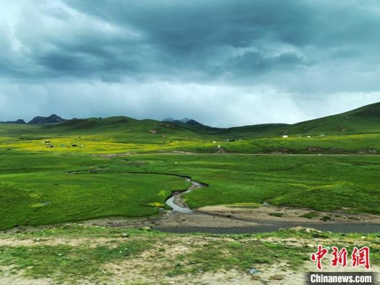 自2005年啟動(dòng)三江源生態(tài)保護(hù)和建設(shè)工程以來(lái)，果洛州共治理黑土灘315.11萬(wàn)畝，使果洛州生態(tài)環(huán)境15年來(lái)得到明顯好轉(zhuǎn)?！O睿 攝