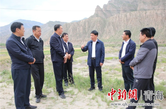 圖為黃南州有關(guān)領(lǐng)導現(xiàn)場踏勘、督導生態(tài)環(huán)保責任落實情況現(xiàn)場。黃宣攝