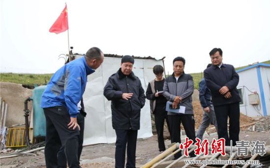 圖為黃南州有關(guān)領(lǐng)導現(xiàn)場踏勘、督導生態(tài)環(huán)保責任落實情況現(xiàn)場。黃宣攝