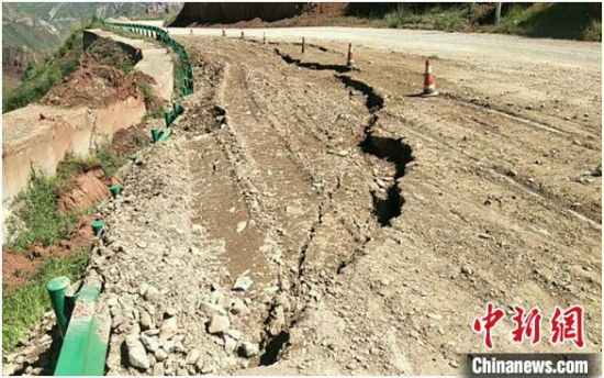 圖為發(fā)生路基下沉滑移險(xiǎn)情的路段。果洛公路總段供圖