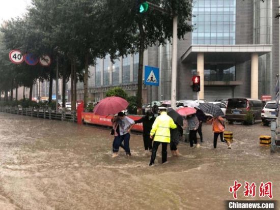 8月28日，青海省東部出現(xiàn)強(qiáng)降水天氣過程，其中西寧地區(qū)出現(xiàn)入汛以來雨量最大、強(qiáng)度最大的強(qiáng)降水過程。西寧交警供圖