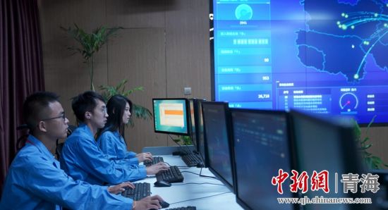 圖為國(guó)網(wǎng)青海電力大數(shù)據(jù)中心工作人員正在監(jiān)控綠電相關(guān)數(shù)據(jù)。王國(guó)棟攝