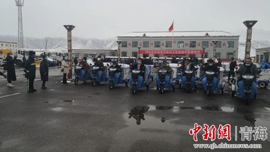 圖為環(huán)衛(wèi)設施集中發(fā)放儀式現(xiàn)場。甘恩超 攝
