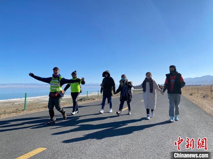 圖為徒步現(xiàn)場(chǎng)?！±罱瓕?攝