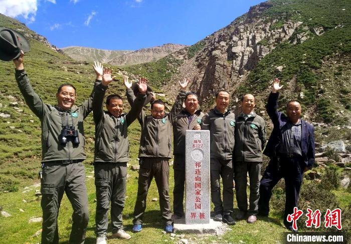 圖為管護(hù)員們難得的一次合影。受訪者供圖