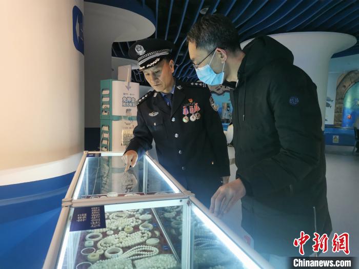 圖為森林警察為游客講解查獲這些象牙制品過程中發(fā)生的真實故事?！∥乃碱?攝