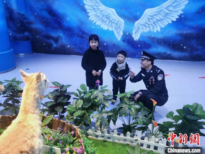 圖為森林警察為小朋友科普野生動物保護知識。　文思睿 攝