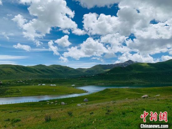 圖為果洛州境內(nèi)的年保玉則。（資料圖）　孫?！z