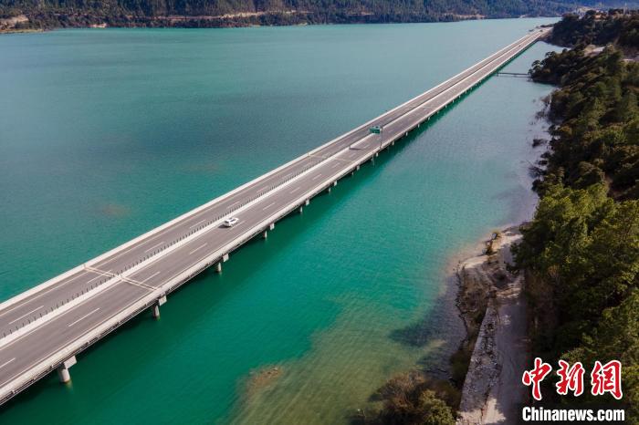 資料圖為西藏拉薩至林芝高等級公路多布湖風光?！〗w波 攝