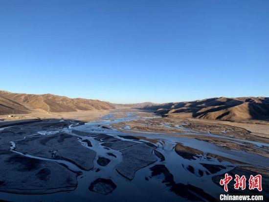 圖為三江源腹地，黃河流經(jīng)達(dá)日縣。（資料圖） 孫睿 攝 　　