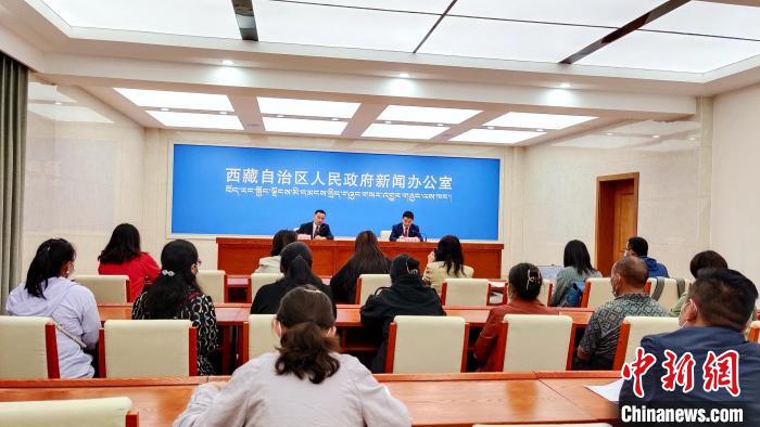 圖為西藏阿里地區(qū)在拉薩召開新聞發(fā)布會(huì)，發(fā)布西藏和平解放70年來阿里地區(qū)經(jīng)濟(jì)社會(huì)發(fā)展成就?！∝暽＠?攝