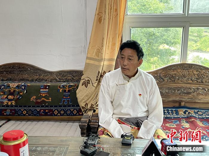 巴卡村黨支部書記、村委會(huì)主任尼瑪次仁。周璟 攝