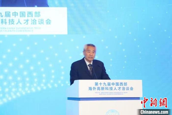 全國政協(xié)副主席、九三學(xué)社中央常務(wù)副主席邵鴻出席論壇并致辭?！∷拇ㄊ∥y(tǒng)戰(zhàn)部供圖