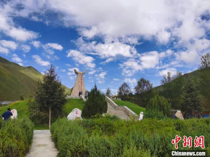 圖為三江源自然保護區(qū)紀(jì)念碑?！∏嗪Ｊ∥幕吐糜螐d供圖