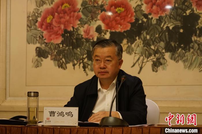 圖為全國人大常委會(huì)委員、全國人大華僑委員會(huì)副主任委員、致公黨中央副主席曹鴻鳴講話?！∨擞隄?攝