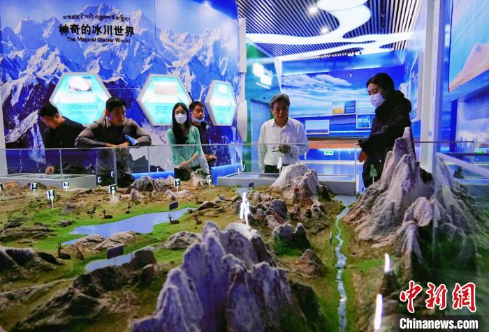 圖為中外嘉賓在玉樹(shù)州博物館內(nèi)參觀?！●R銘言 攝