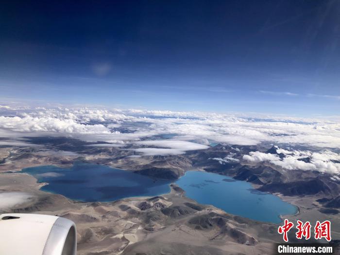 西藏阿里到拉薩航班途經(jīng)的高原湖泊?！?lt;a target='_blank' href='/'><p  align=