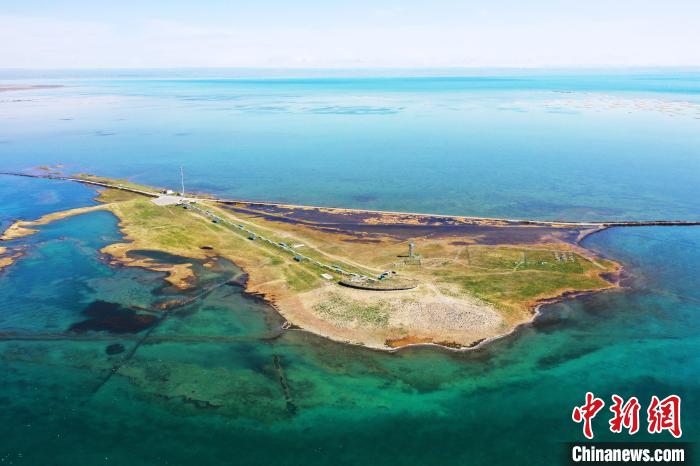 圖為無人機(jī)航拍青海湖?！≮w海梅 攝