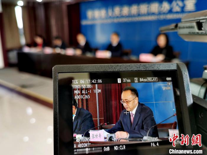 圖為青海省水利廳廳長張世豐參加新聞發(fā)布會?！?zhí)砀?攝