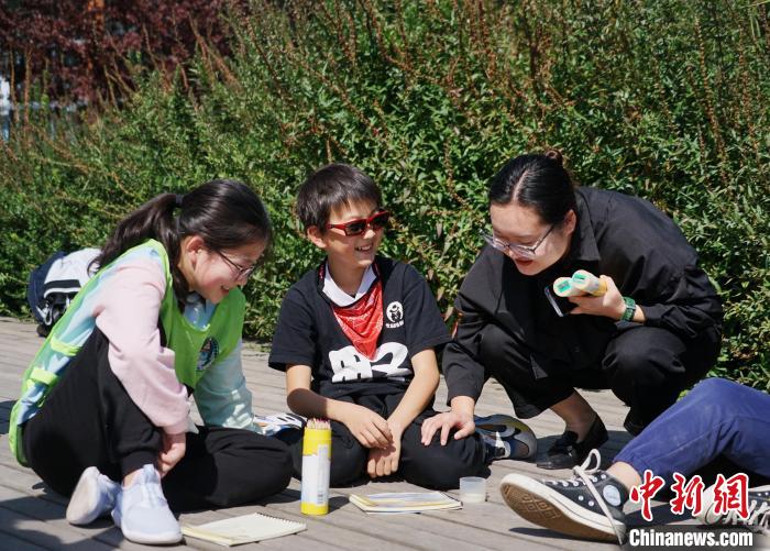 圖為小朋友在青海西寧湟水國家濕地公園內(nèi)認(rèn)識植物并進(jìn)行繪畫?！●R銘言 攝