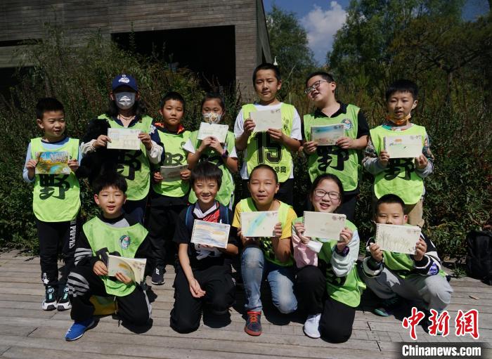 圖為小朋友展示學(xué)習(xí)成果?！●R銘言 攝