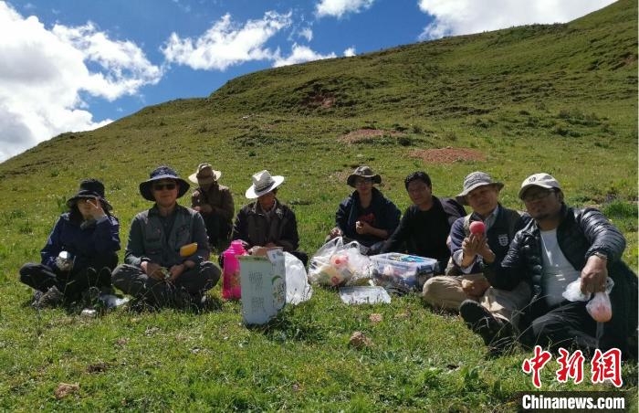 科研團(tuán)隊(duì)在熱魯盆地工作合影。　中科院青藏高原所 供圖