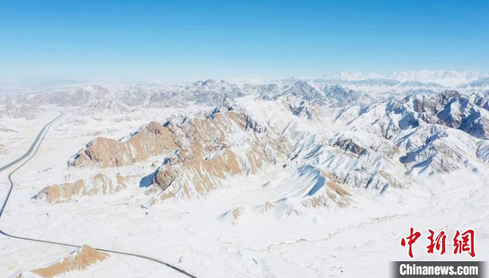 圖為無人機(jī)航拍高原雪景?！《继m縣融媒體中心供圖