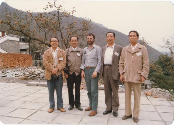 1987年早期脊椎動物國際研討會在中國舉行，劉玉海先生(右一)與中外同行專家合影?！avin Young(澳大利亞) 供圖