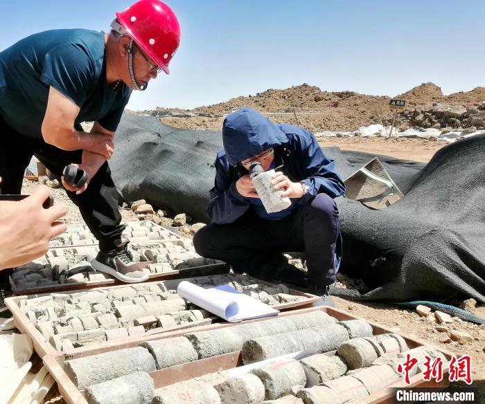 圖為地質(zhì)專家觀察含鹽地層。(資料圖) 柴綜院 供圖