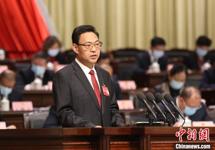 圖為青海省西寧市人民政府代市長(zhǎng)石建平作政府工作報(bào)告?！∑钤鲚?攝