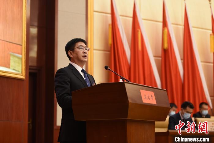 圖為青海省果洛州人民政府州長(zhǎng)葉萬(wàn)彬作政府工作報(bào)告?！　《嘟馨盒?攝