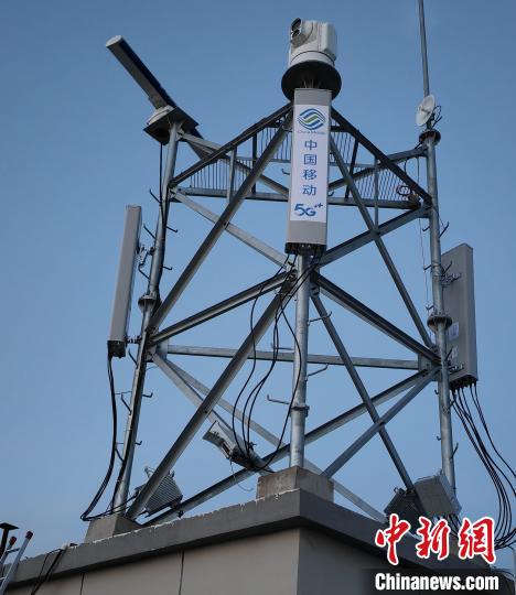 資料圖為建在龍羊峽湖區(qū)內(nèi)的5G基站。　青海移動海南分公司供圖