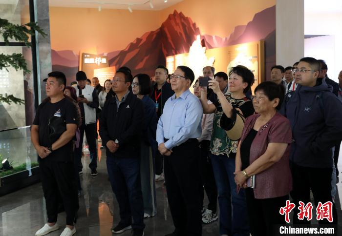 圖為臺(tái)商參訪祁連山國(guó)家公園生態(tài)科普館?！⊙Φ?攝