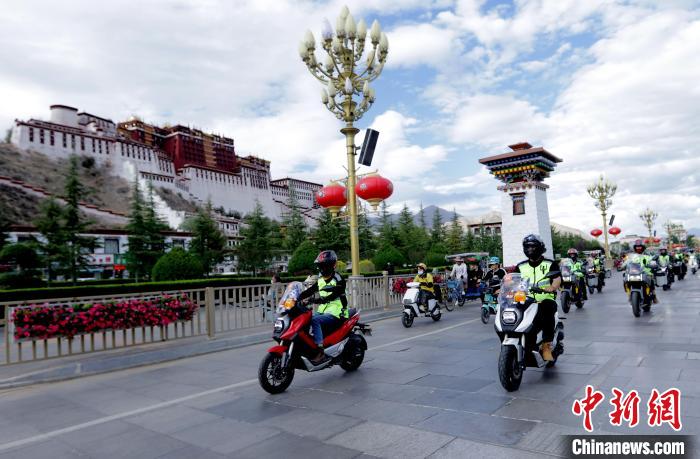 圖為2023年極地G219集結(jié)賽暨金卡納場地賽選手途經(jīng)拉薩布達(dá)拉宮?！∮文恋厍蚬﹫D