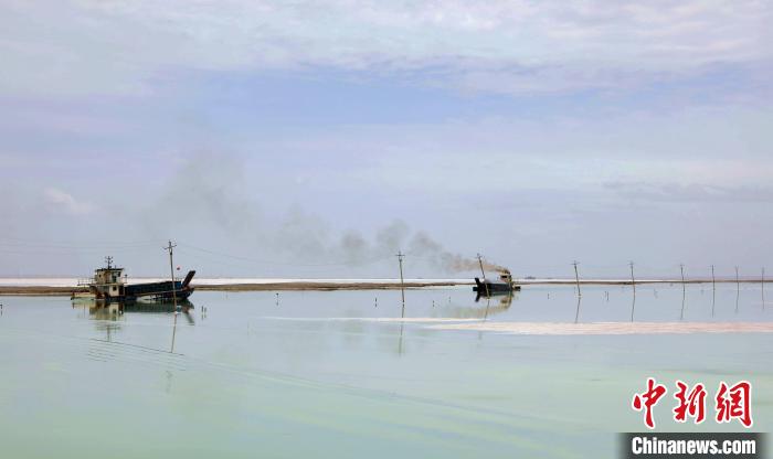 “天空之鏡”青海茶卡鹽湖：迎黃金旅游季，獨(dú)特景色引客來