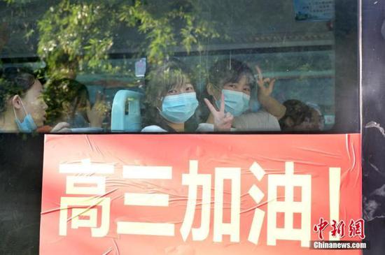 資料圖：2020年7月，廣西南寧沛鴻民族中學(xué)內(nèi)，高三學(xué)生乘坐高考專車前往考點。 中新社記者 俞靖 攝
