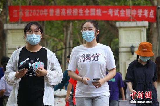 資料圖：2020年7月6日，江蘇南京一處考點(diǎn)，高考考生看完考場(chǎng)后走出考點(diǎn)。 中新社記者 泱波 攝