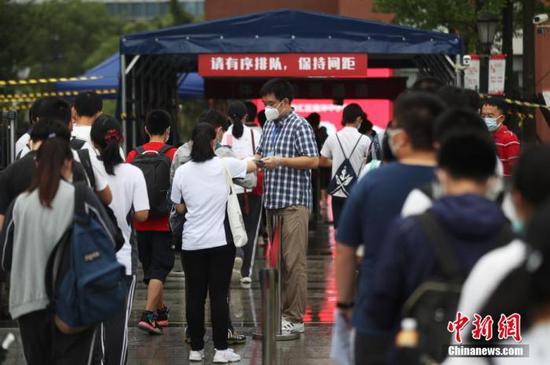 資料圖：2020年7月，上海考生步入高考考場(chǎng)。張亨偉 攝