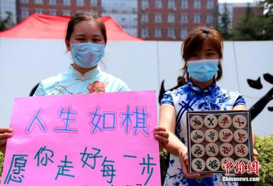 資料圖：2020年7月河南鄭州一高考考點(diǎn)，考生家長(zhǎng)送考 中新社記者 王中舉 攝