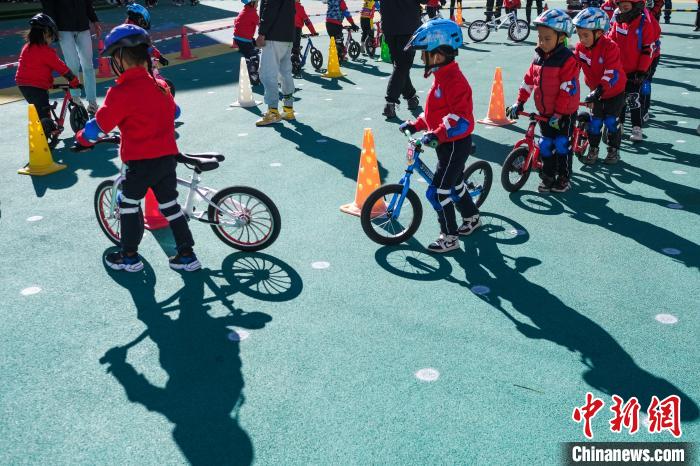 圖為拉薩市實(shí)驗(yàn)幼兒園孩子們正在練習(xí)滑步車?！『闻罾?攝