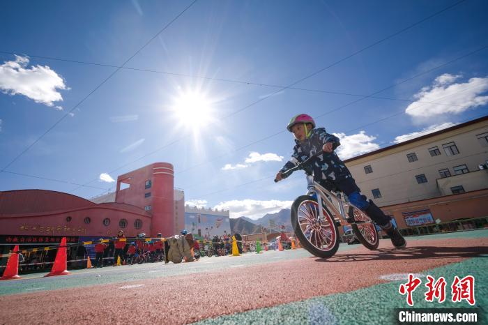 圖為拉薩市實(shí)驗(yàn)幼兒園孩子們正在練習(xí)滑步車?！『闻罾?攝