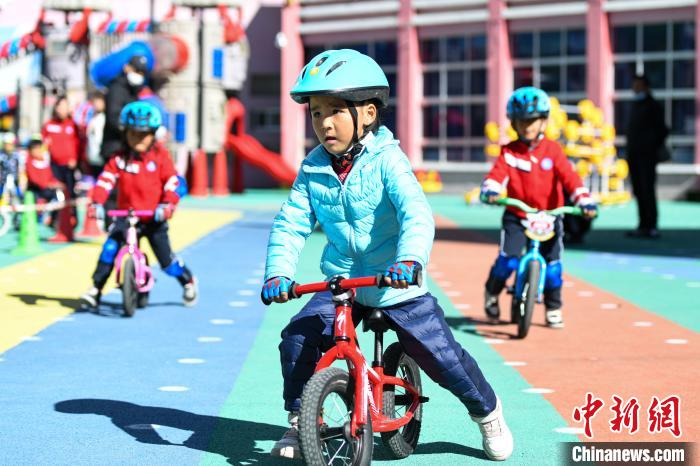 圖為拉薩市實(shí)驗(yàn)幼兒園孩子們正在練習(xí)滑步車。　何蓬磊 攝