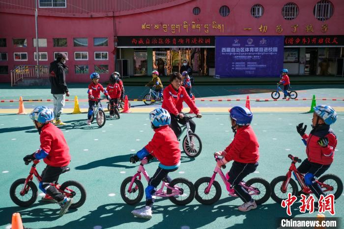 圖為拉薩市實(shí)驗(yàn)幼兒園孩子們正在練習(xí)滑步車。　何蓬磊 攝